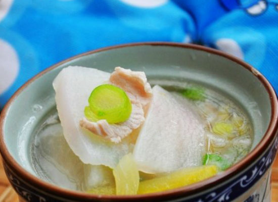 咸菜肉片萝卜汤